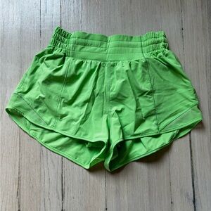 Lululemon Hotty Hot Shorts 2.5” HR Size 4 Scream Green Light
